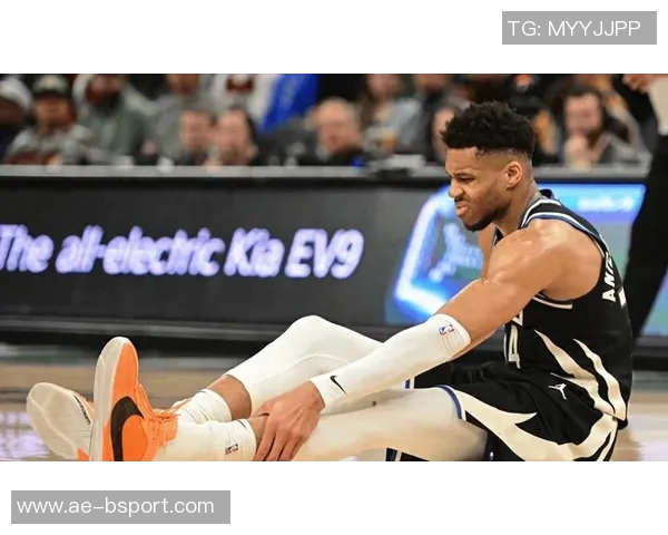 字母哥新冠康复后重返雄鹿训练营开展无对抗训练备战新赛季 字母哥新冠康复后重返雄鹿训练营开展无对抗训练备战新赛季