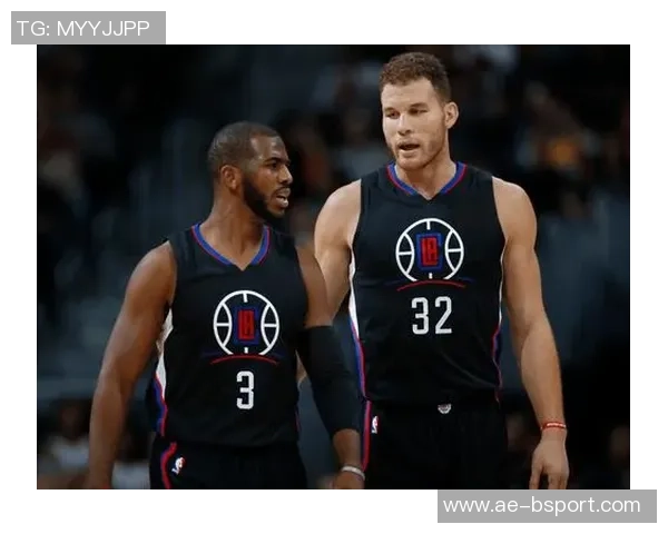 赛场竞争激烈阿门与阿尔瓦拉多冲突后握手言和展现体育精神