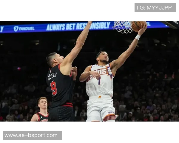 布克上半场火力全开三分球三记助力球队表现出色拿下11分3篮板3助攻1抢断