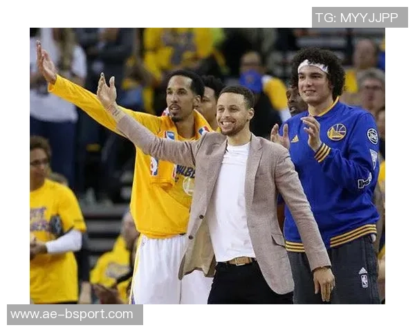 勇士助教斯托茨与昔日爱徒利拉德赛前亲切交流回忆共事岁月 勇士助教斯托茨与昔日爱徒利拉德赛前亲切交流回忆共事岁月